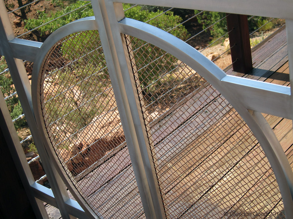 curving metal gate